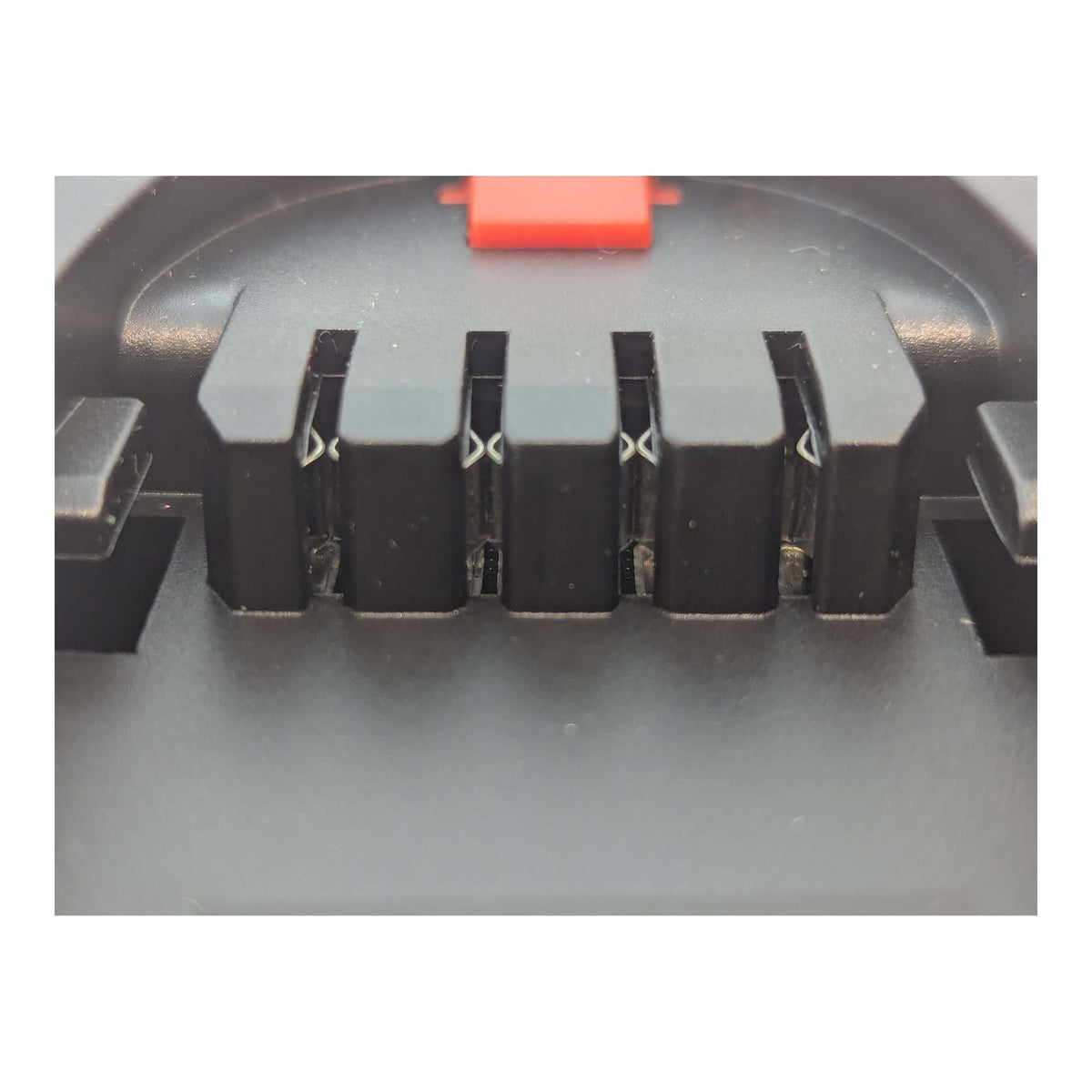 Milwaukee M18 to Gardena 18V P4A battery adapter - connector detail
