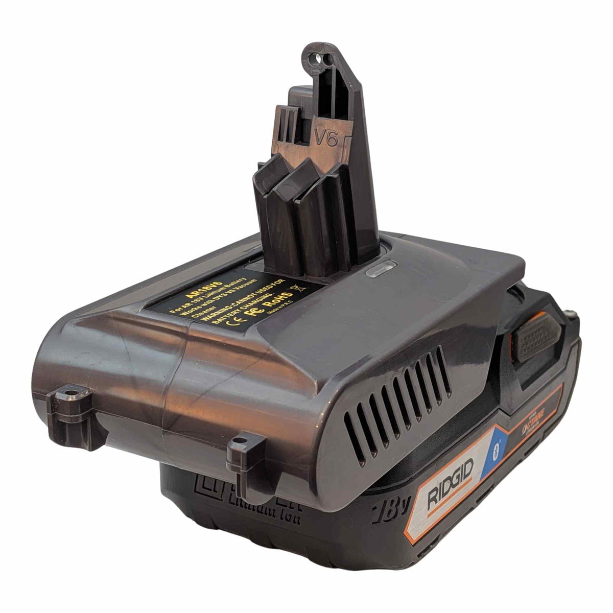 Adaptateur de batterie RIDGID 18V vers Dyson V6 : Batterie sur l’adaptateur, droite