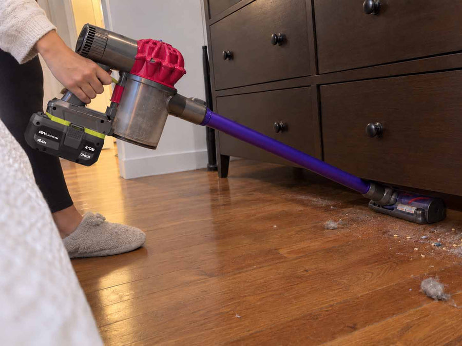 Ryobi 18V ONE+ to Dyson V6 battery adapter: In the hand
